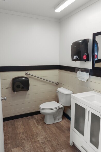 More Photos Of 124 Trinity St, Abbeville Storefront For Sale