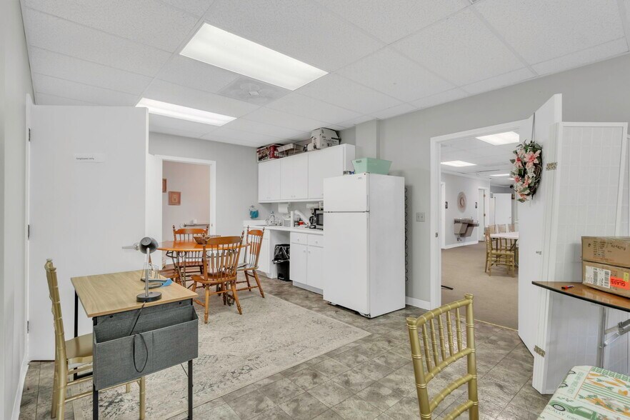 More Photos Of 812 W Wade Hampton Blvd, Greer Office Residential For Lease