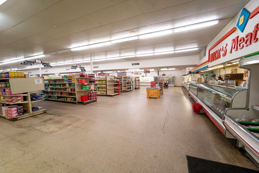 More Photos Of 1302 E Crestwood Dr, Victoria Storefront For Sale