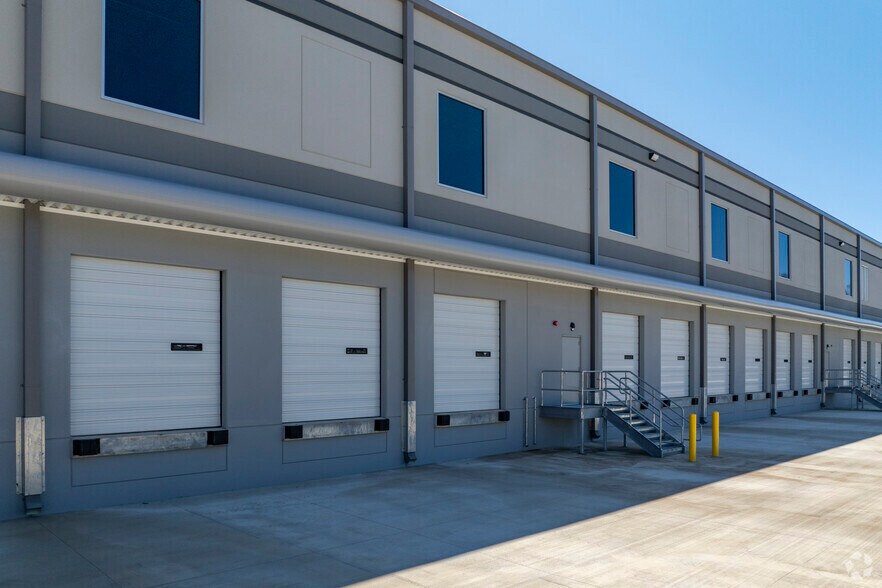 More Photos Of 13015 Jamesburg Dr, Huntersville Distribution For Lease
