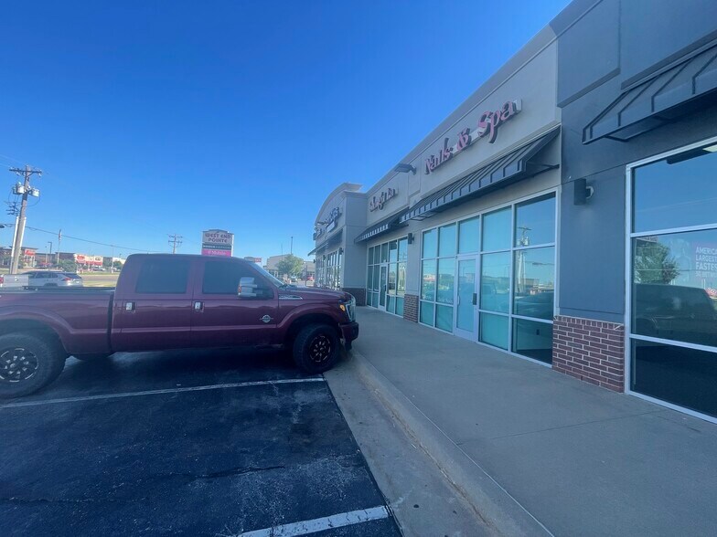 More Photos Of 1769-1779 Garth Brooks Blvd, Yukon Freestanding For Lease