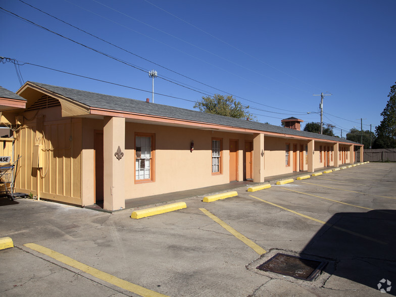 Primary Photo Of 1604 N University Ave, Lafayette Hotel For Sale