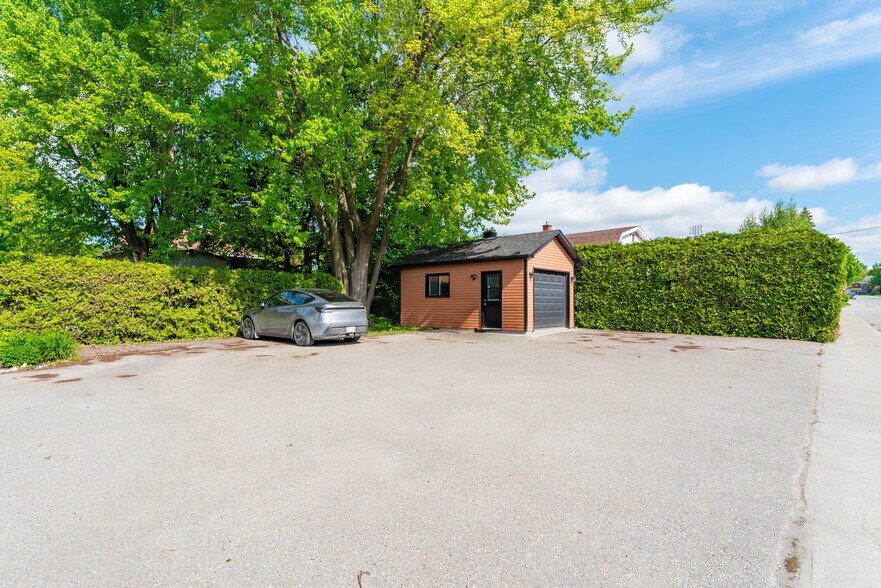 More Photos Of 531 Rue Du Conseil, Sherbrooke Office For Sale