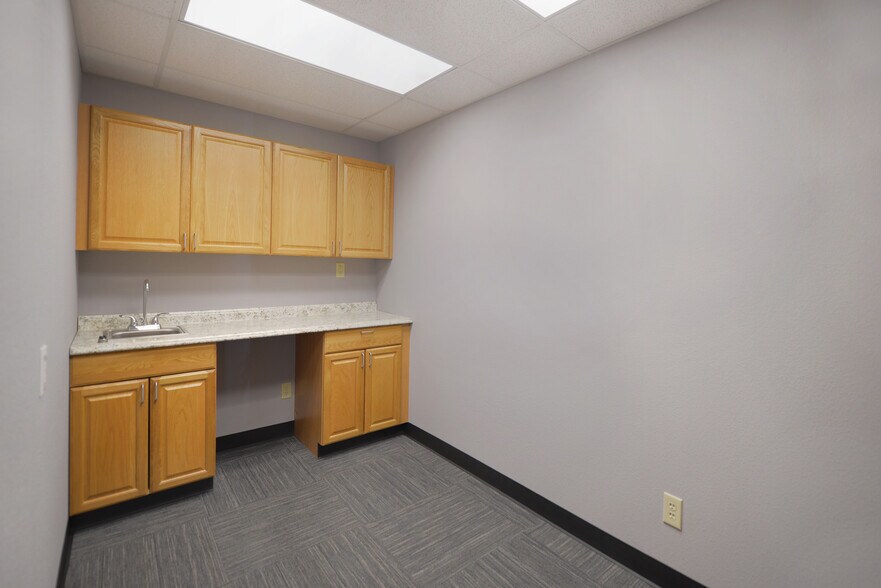 More Photos Of 6748 N Franklin Ave, Loveland Flex For Lease