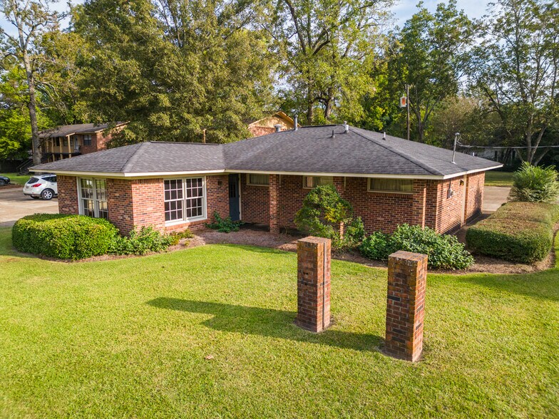 More Photos Of 900 E Broad St, West Point Office For Sale