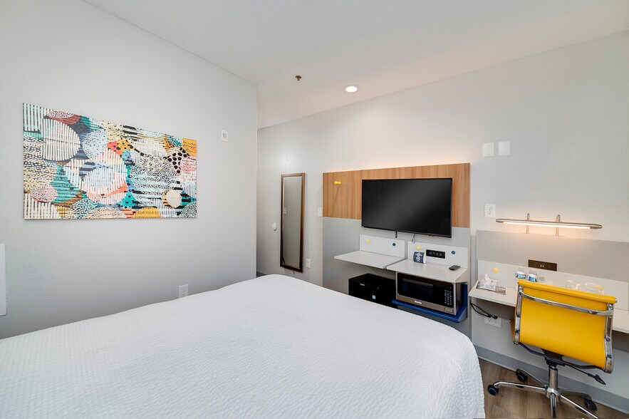 More Photos Of 195 Country Club Dr, Stockbridge Hotel For Sale