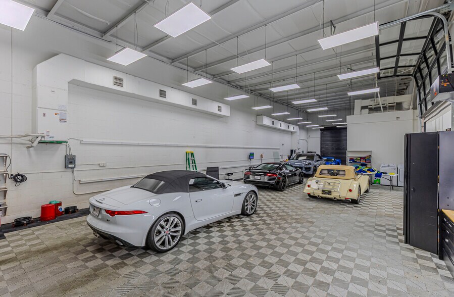 More Photos Of 3550 Westview Dr, Naples Showroom For Sale