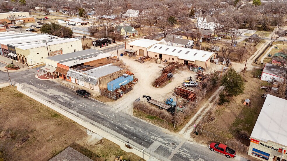 More Photos Of 111 E Liberty St, Pilot Point General Retail For Sale