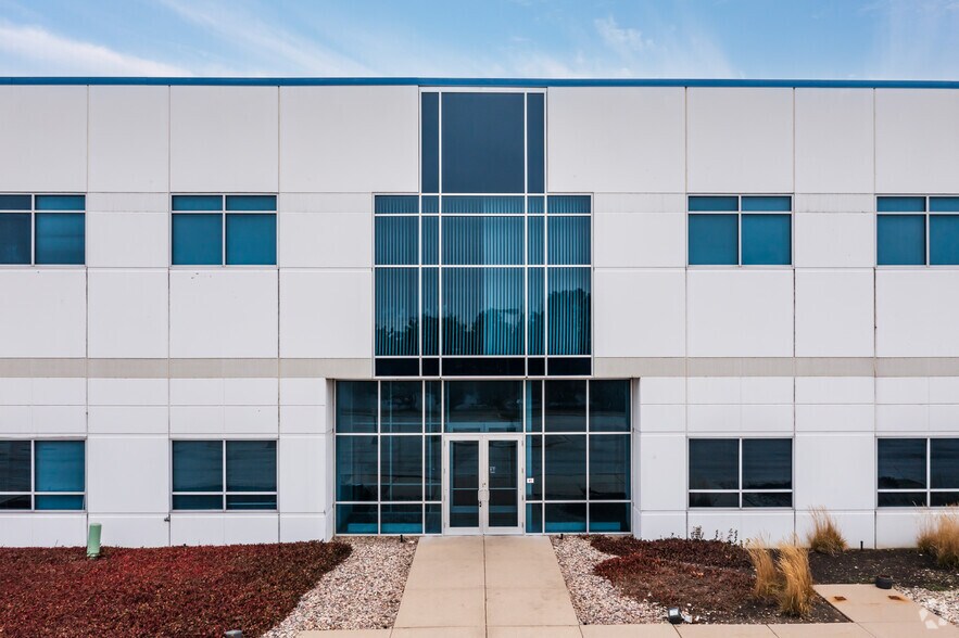 More Photos Of 175 Ambassador Dr, Naperville Distribution For Lease