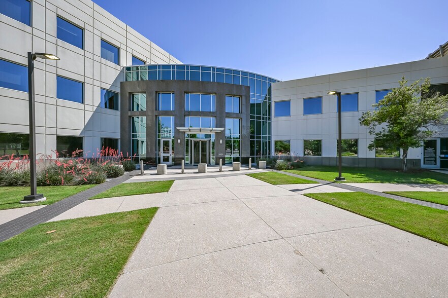 More Photos Of 5601 Headquarters Dr, Plano Office For Sale