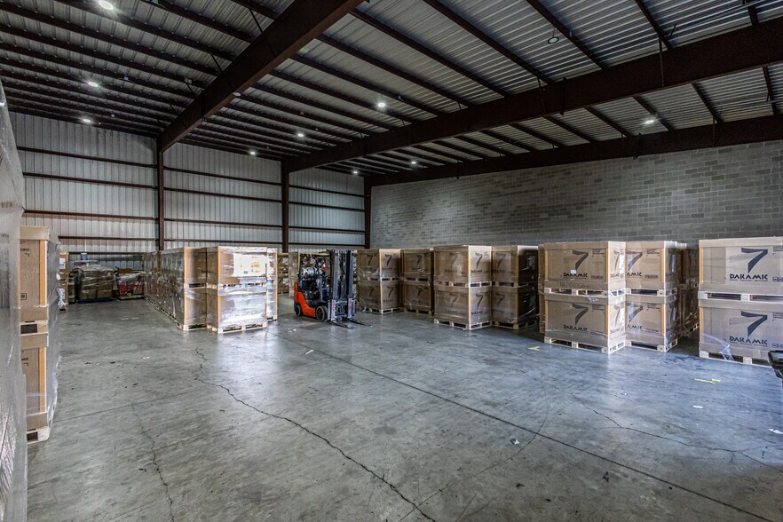 More Photos Of 13806 N Unitec Dr, Laredo Warehouse For Lease