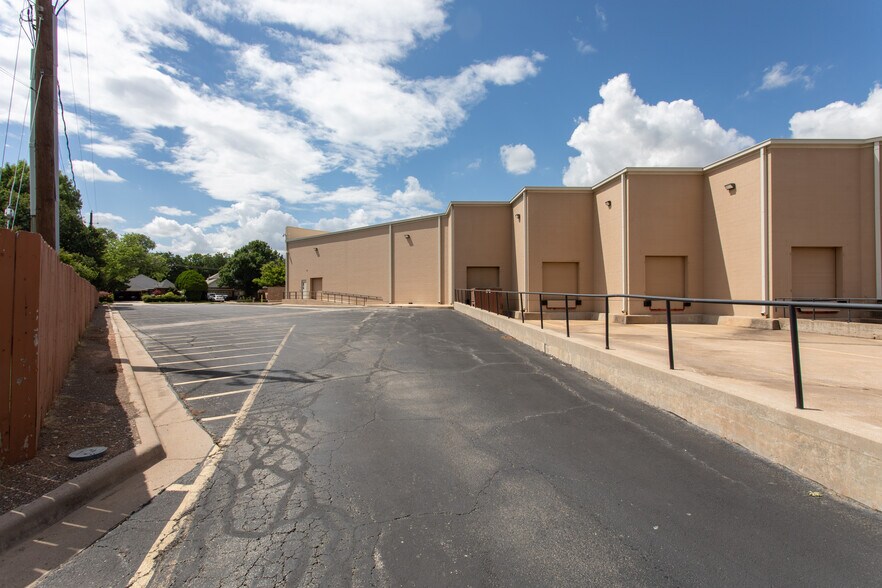 More Photos Of 2215 Southwest Pky, Wichita Falls Office For Lease