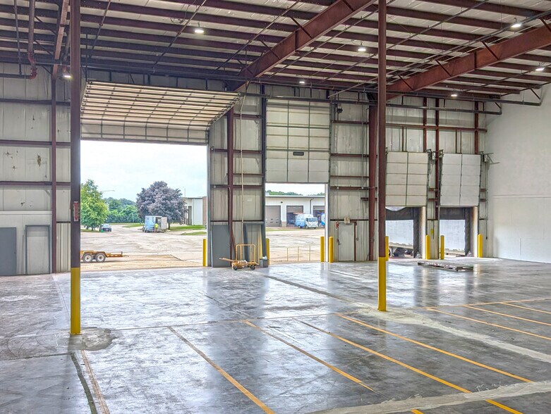 More Photos Of 500 & 511 Oak Leaf Ct, Joliet Warehouse For Lease