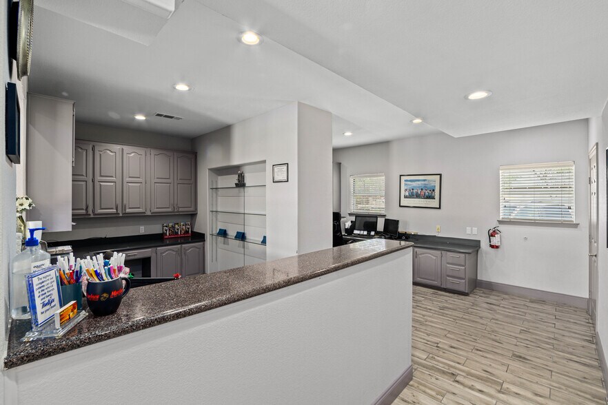 More Photos Of 363 W Main St, Lewisville Medical For Lease