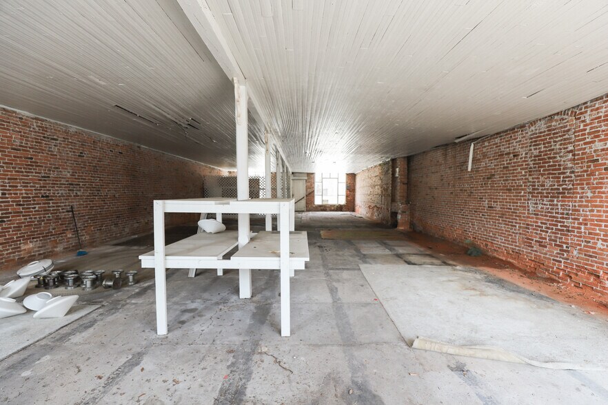 More Photos Of 14650 NE Waldo Rd, Waldo Storefront For Lease