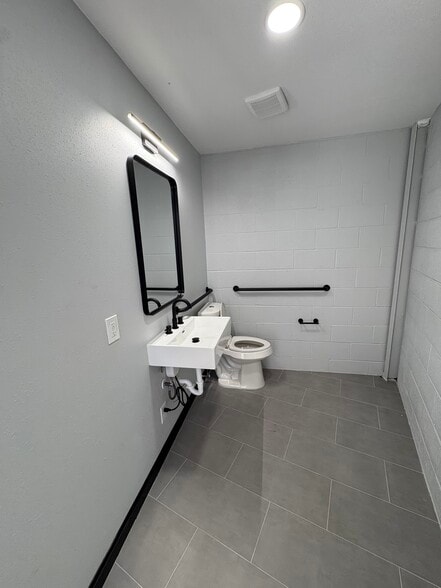 More Photos Of 6251 Griggs Rd, Houston Warehouse For Sale