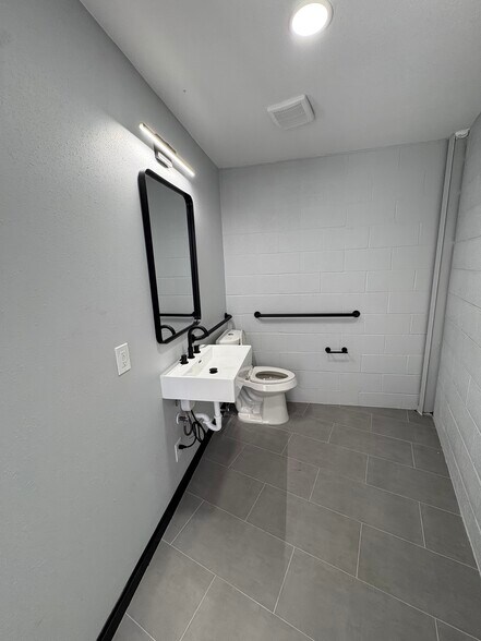 More Photos Of 6251 Griggs Rd, Houston Warehouse For Sale