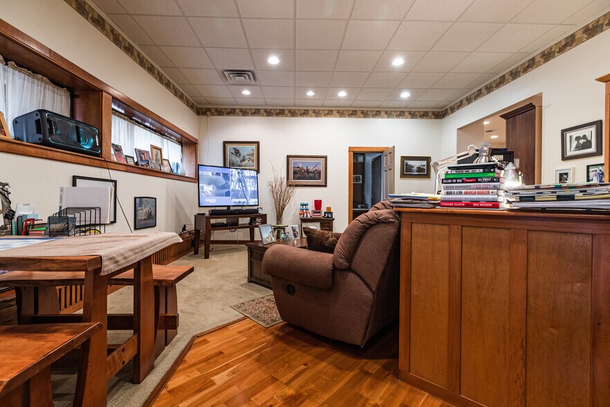 More Photos Of 1613 Chase St, La Crosse Showroom For Lease