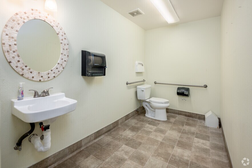 More Photos Of 119 N Butte St, Willows Loft Creative Space For Sale