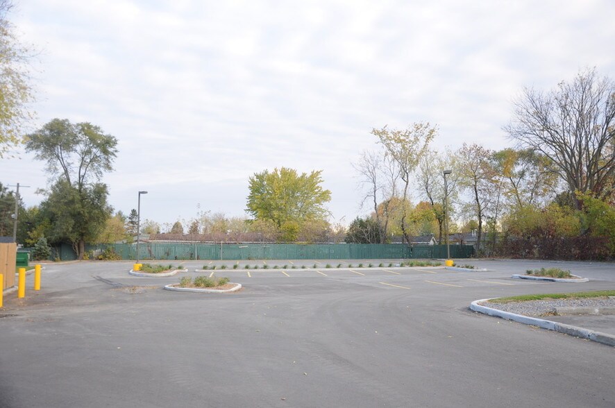 More Photos Of 2015 Robertson Rd, Ottawa Restaurant For Lease