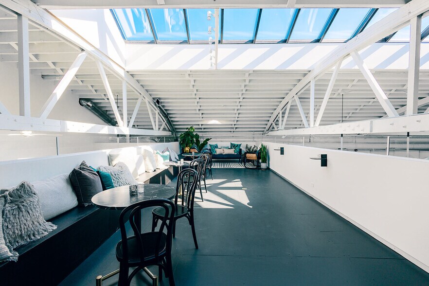 More Photos Of 3146 W Chicago Ave, Chicago Showroom For Sale