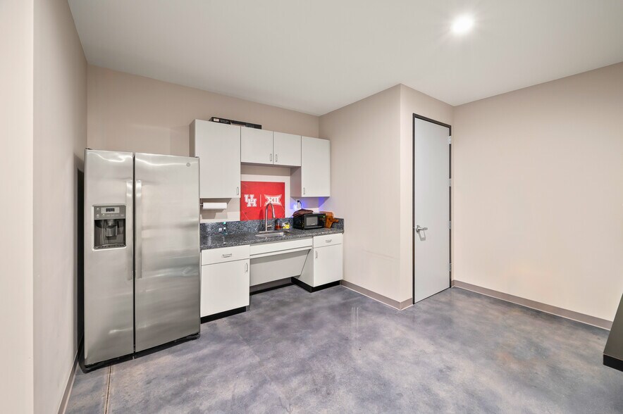 More Photos Of 7622 Eagle Ln, Spring Airplane Hangar For Sale