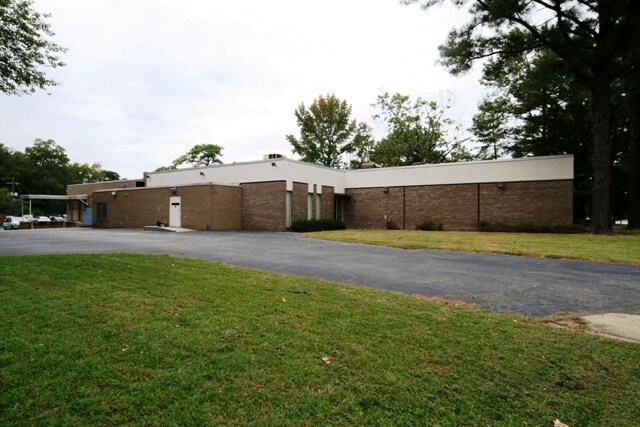 More Photos Of 888 Norfolk Sq, Norfolk Light Manufacturing For Lease