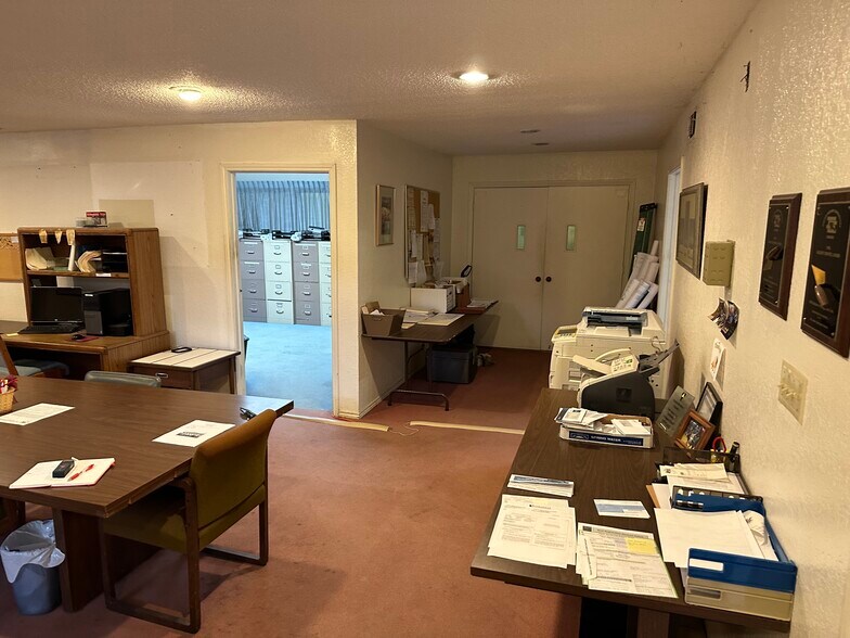 More Photos Of 1505 E Henderson St, Cleburne Office For Sale