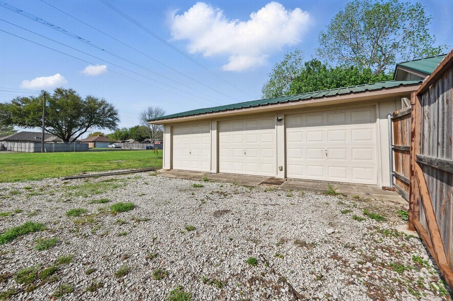 More Photos Of 300 Paul Wilson Rd, Wylie Showroom For Lease