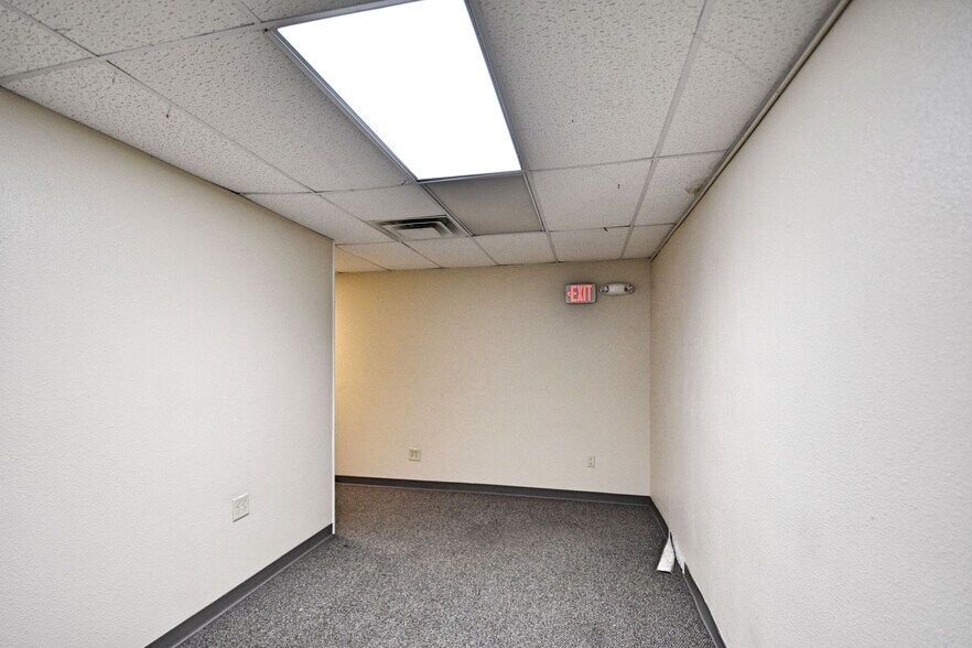 More Photos Of 109-111 N River St, Seguin Office For Sale
