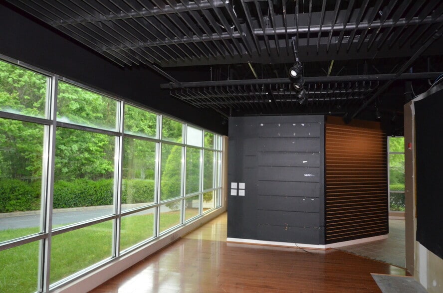 More Photos Of 4310 Regency Dr, High Point Office For Sale