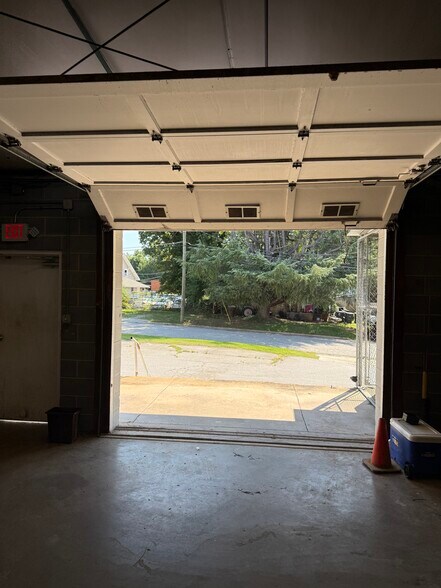 More Photos Of 1703-1705 Holbrook St, Greensboro Light Manufacturing For Sale