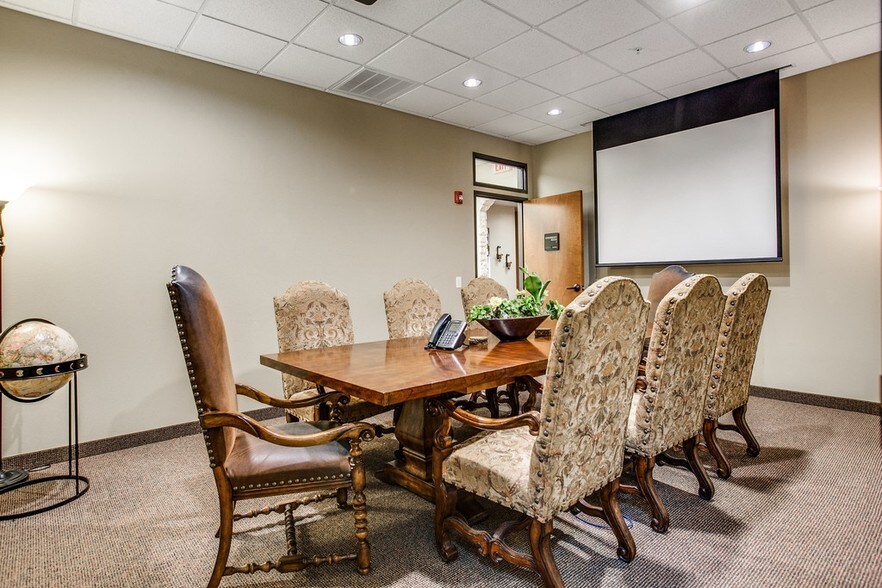 More Photos Of 1011 Surrey Ln, Flower Mound Office For Lease