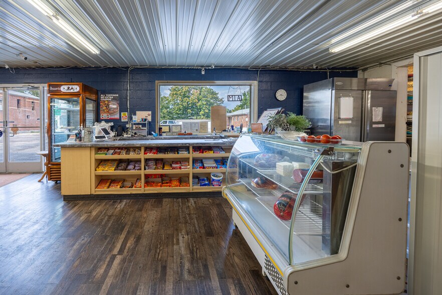 More Photos Of 4053 Hwy E, Oak Ridge Storefront For Sale