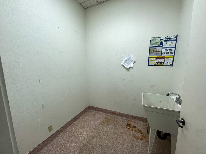 More Photos Of 998 Tharp Rd, Yuba City Bank For Lease