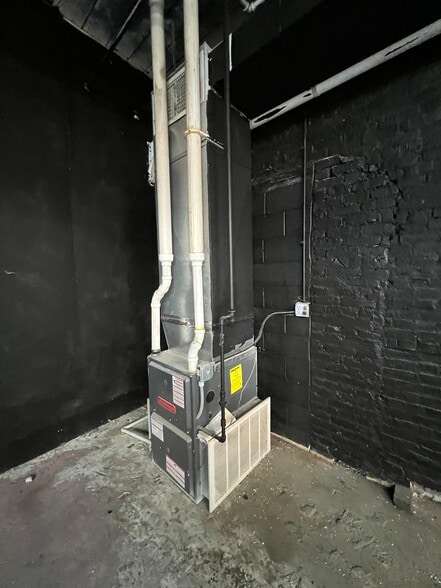 More Photos Of 58 Pulaski St, Peabody Manufacturing For Lease