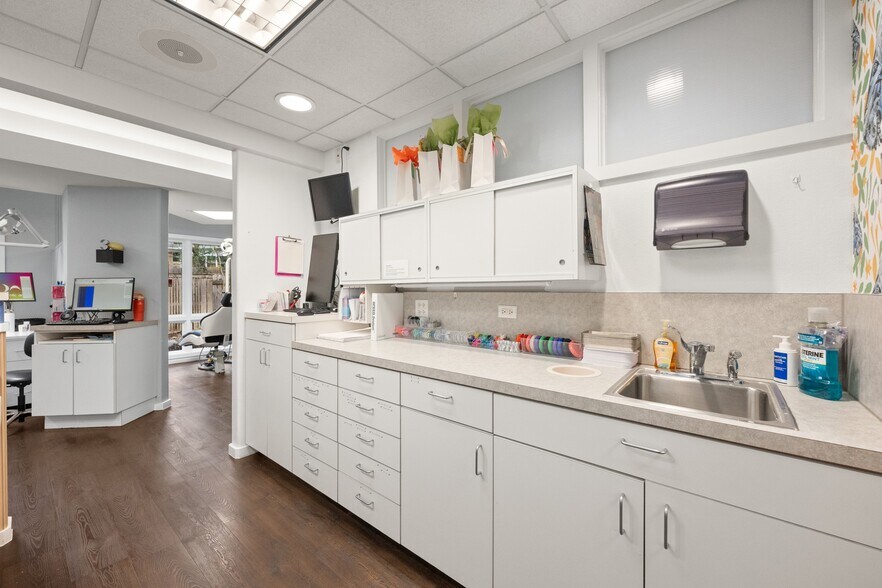 More Photos Of 5718 Balcones Dr, Austin Medical For Sale