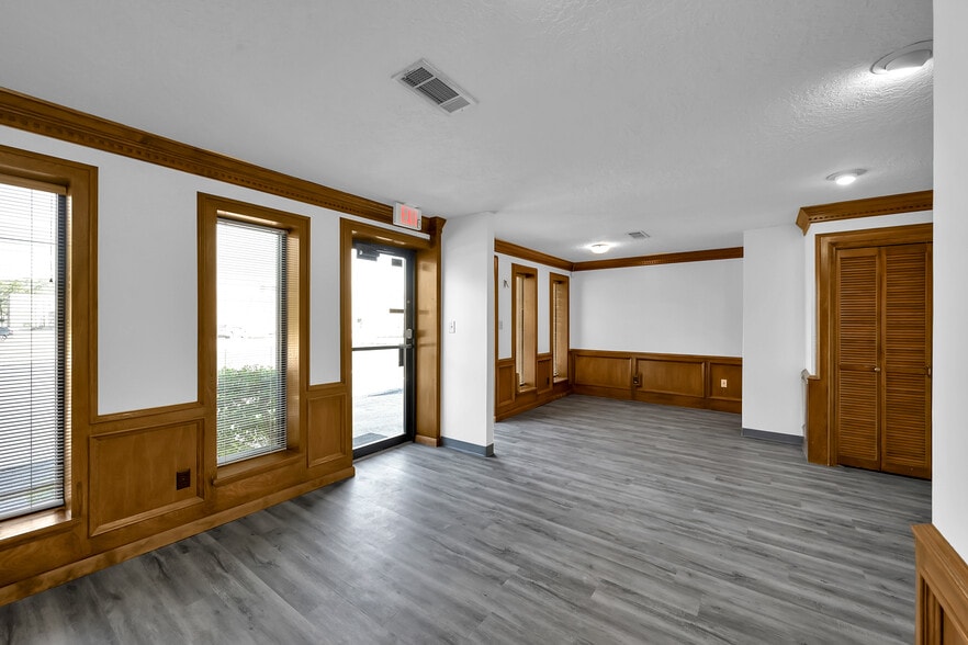 More Photos Of 903 Hillcrest Dr, Conroe Office For Sale