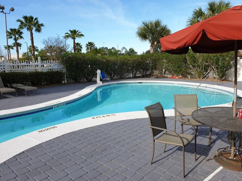 More Photos Of 1323 E King Ave, Kingsland Hotel For Sale