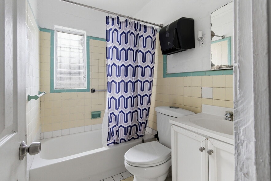 More Photos Of 8710 E Colonial Dr, Orlando Auto Dealership For Lease