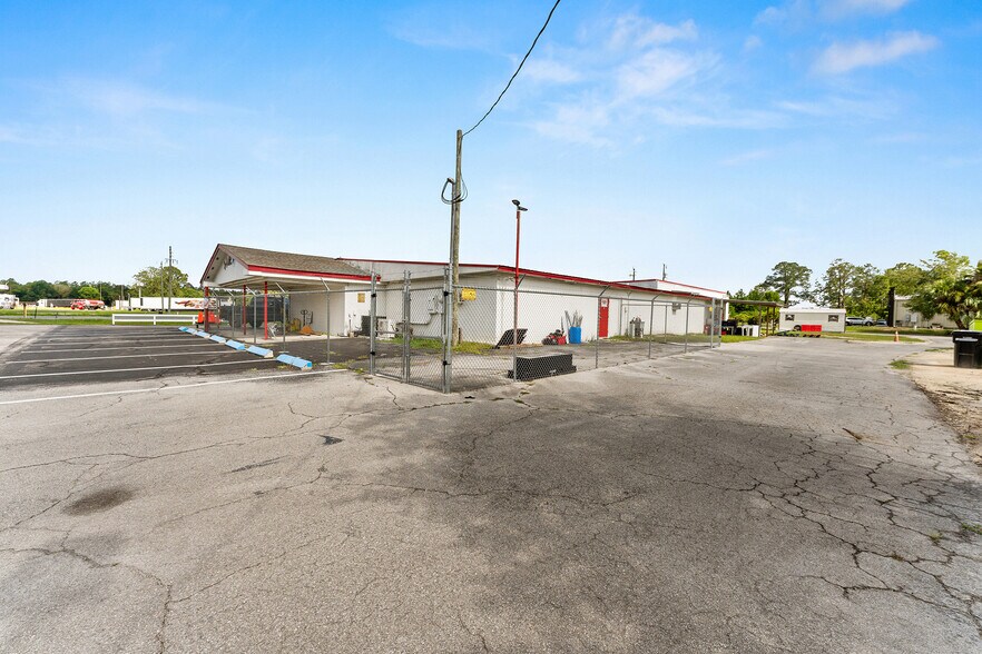 More Photos Of 17313 NE US Highway 301, Waldo Freestanding For Lease