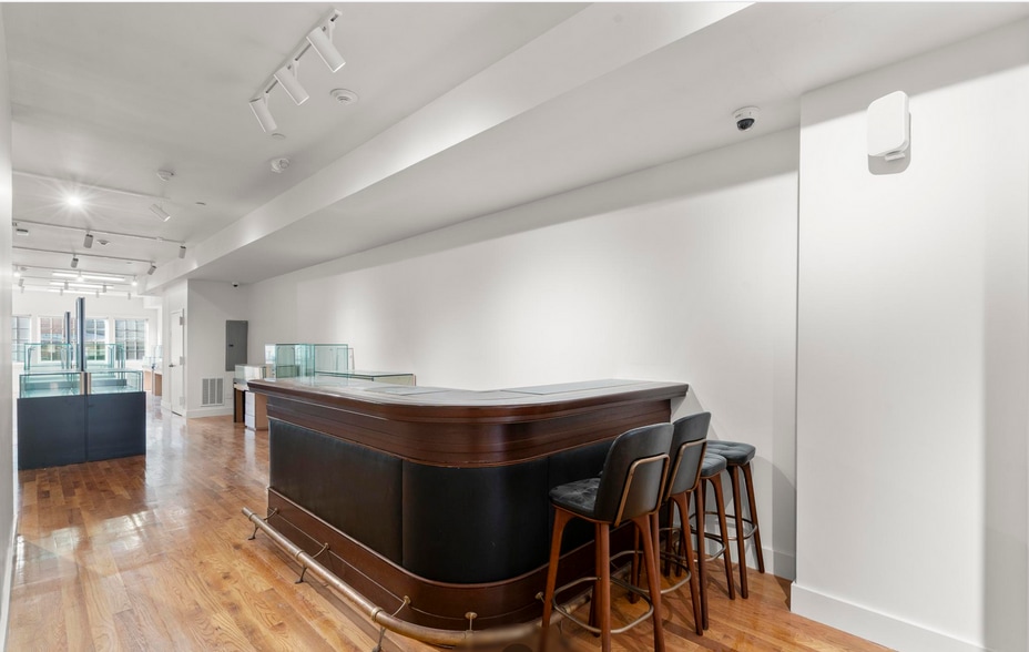 More Photos Of 38-40 Greenwich Ave, Greenwich General Retail For Lease