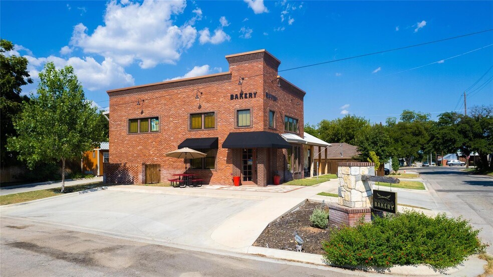 More Photos Of 301 E Brown St, San Saba Freestanding For Sale