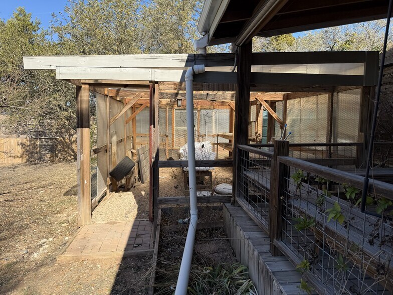 More Photos Of 1030 Canyon Bend Dr, Dripping Springs Light Distribution For Lease