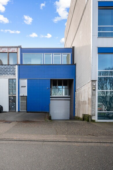 More Photos Of 118 8th Av W, Vancouver Flex For Lease