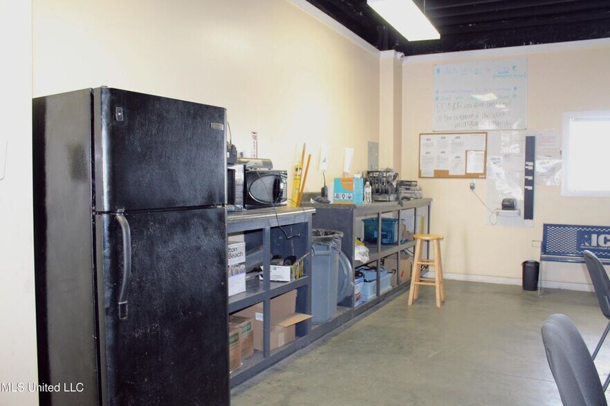 More Photos Of 2205 Petit Bois St, Pascagoula Warehouse For Sale