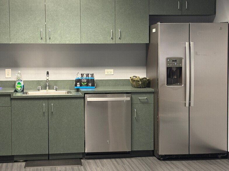 More Photos Of 8310 S Valley Hwy, Englewood Office For Lease