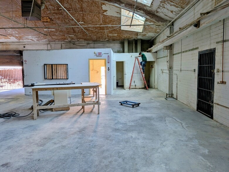 More Photos Of 5916 Lillian St, Los Angeles Industrial For Lease