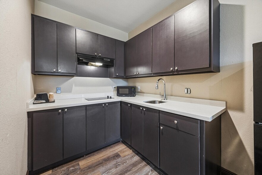 More Photos Of 9002 Highway 6, Hitchcock Hotel For Sale