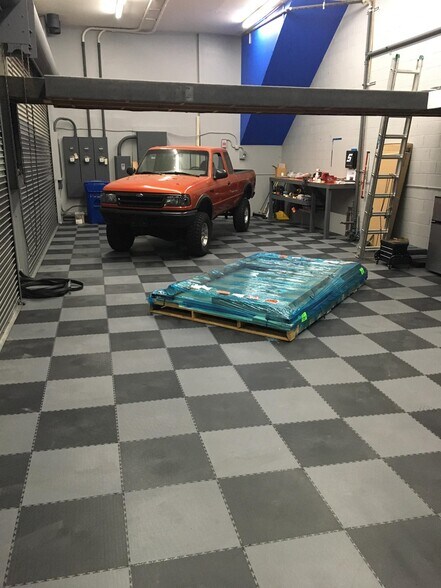 More Photos Of 18580 Ventura Blvd, Tarzana Loft Creative Space For Lease